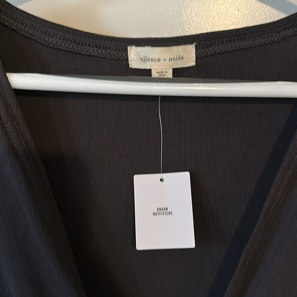 SILENCE + NOISE | Urban Outfitter’s Elegant Black Twisted Women's Bat Wing Top - Picture 4 of 11